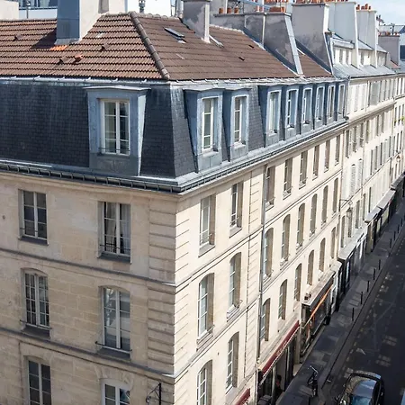 Lovely In The 7th פריז